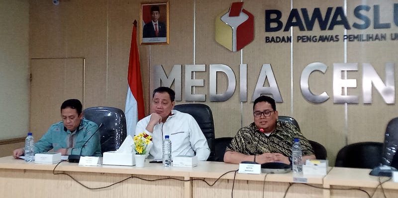 Bawaslu Investigasi Aksi Kader Partai Ummat Bentangkan Bendera Partai di Masjid Cirebon