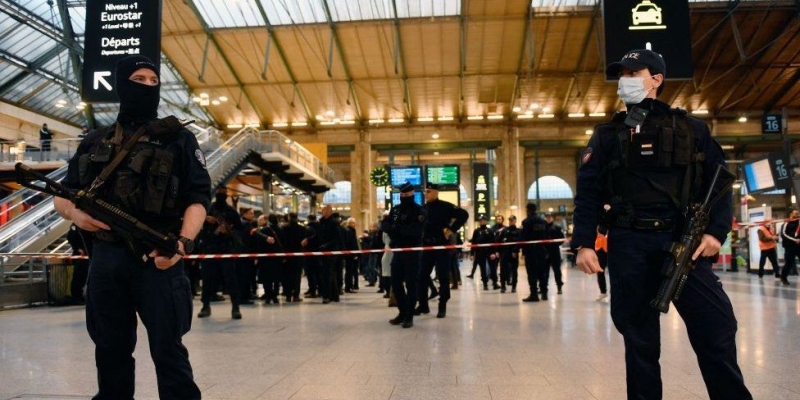 Pria Bersenjatakan Pisau Tikam Enam Orang di Stasiun Kereta Api Paris