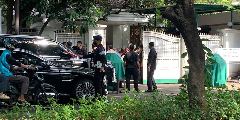 Petugas keamanan di kediaman Megawati Soekarnoputri menyambut kedatangan para pejabat/RMOL