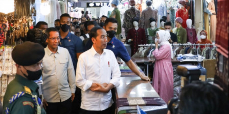 Jokowi Langsung Blusukan ke Pasar Tanah Abang Setelah Cabut PPKM