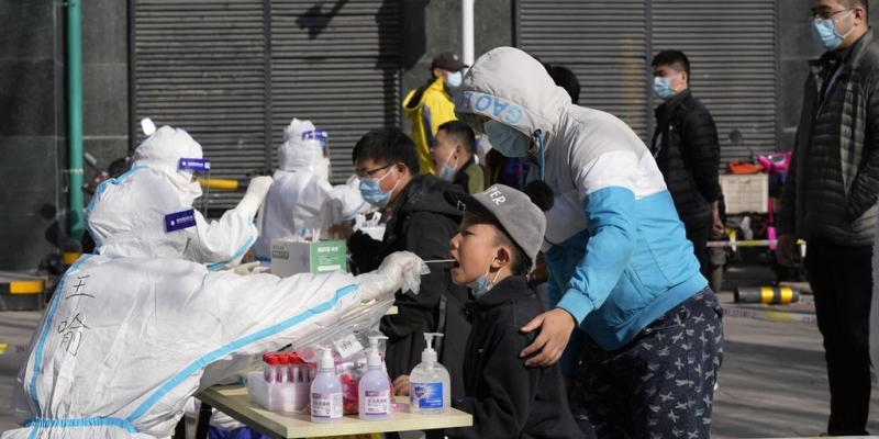 Penduduk China Daratan Berbondong-bondong ke Hong Kong Demi Vaksin Covid-19 mRNA