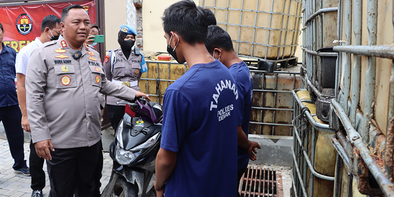 Polisi Gerebek Tempat Penimbun BBM di Demak, 3 Pelaku Ditangkap