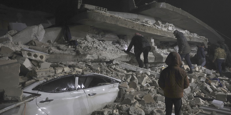 Orang-orang mencari reruntuhan bangunan yang runtuh di Idlib, Suriah, pada 6 Februari/Net