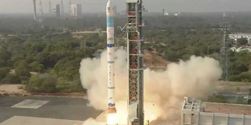 Roket Baru India Sukses Orbitkan Tiga Satelit