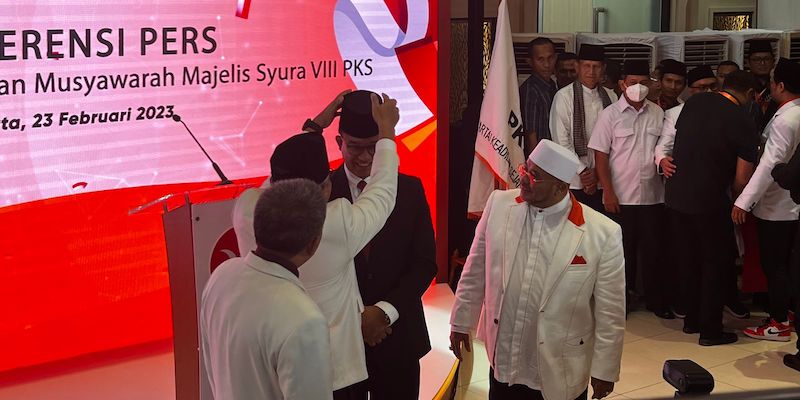 Presiden PKS saat kenakan peci ke Bacapres Anies Baswedan/RMOL