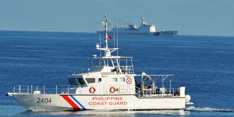 China Diduga Buntuti dan Ganggu Penjaga Pantai Filipina di Laut China Selatan
