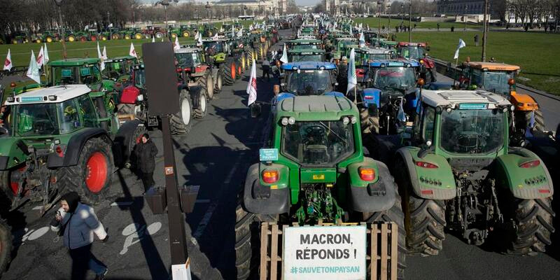 Tolak Larangan Pestisida, Petani Bawa Ratusan Traktor ke Paris