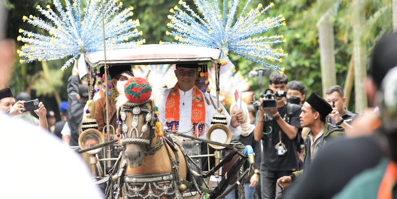 Anies Baswedan mengendarai delman saat menuju kantor DPP PKS/Ist