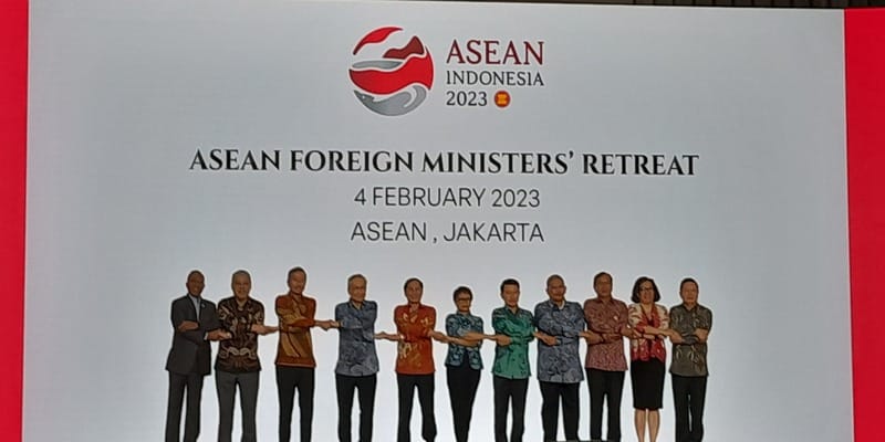 Menlu ASEAN Kompak Pakai Batik Khas Indonesia di AMM Retreat 2023