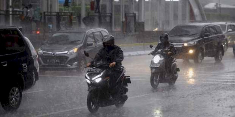 BMKG: Sebagian Jakarta Hujan Disertai Petir dan Angin Kencang