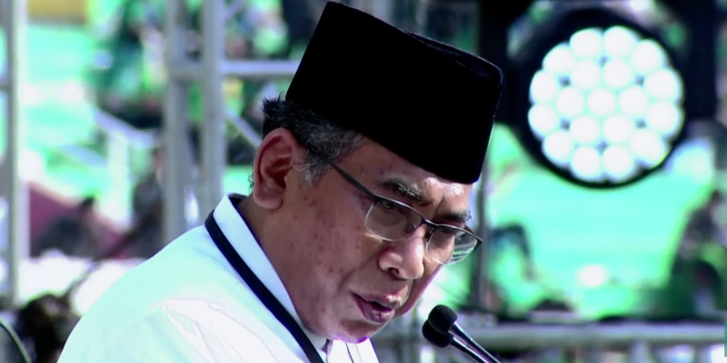 Ketua Umum Pengurus Besar Nahdlatul Ulama (PBNU), KH Yahya Cholil Staquf menundukkan kepala ucapkan selamat datang di abad kedua NU kepada Presiden Jokowi di Resepsi 1 Abad NU/Net