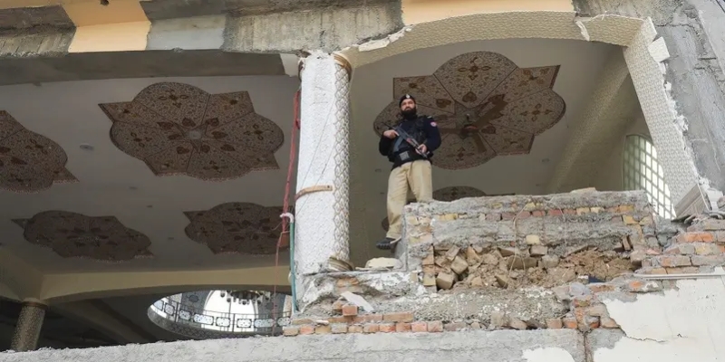 Pelaku Bom Bunuh Diri Masjid Peshawar Pakai Seragam Polisi dan Helm Saat Beraksi