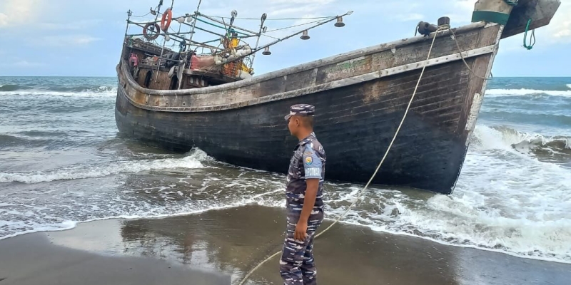 TNI AL Temukan Kapal Kayu Berisi 73 Pengungsi Rohingnya di Pesisir Pantai Lampanah