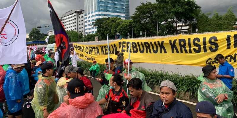 Buruh Tetap Bertahan Demo Perppu Cipta Kerja di Tengah Guyuran Hujan