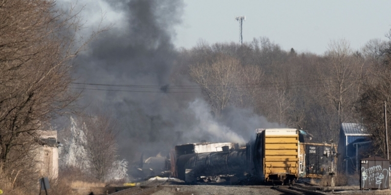 Tergelincir, Kereta Kargo Berisi Bahan Kimia Bocor dan Picu Kebakaran Hebat