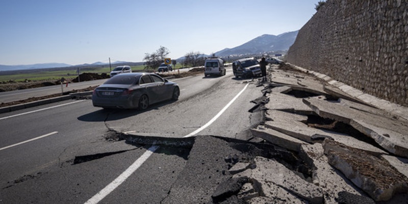 Banyak Jalanan yang Hancur, Konvoi Bantuan Sulit Mencapai Lokasi Gempa Turki