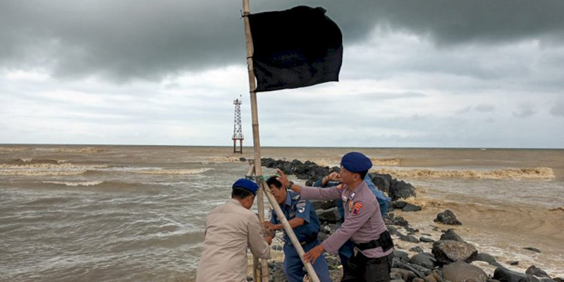 Polairud Polres Pemalang Pasang Bendera Hitam, Nelayan Dilarang Melaut