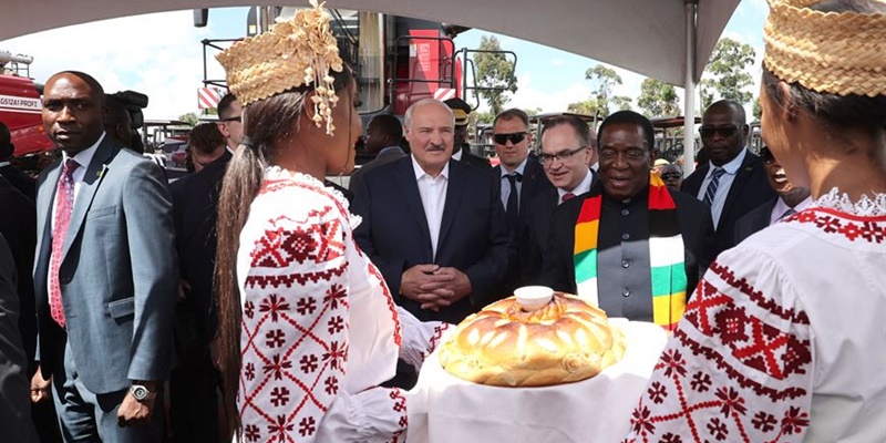 Presiden Belarusia Aleksander Lukashenko dalam kunjungannya ke Zimbabwe menikmati pesta rakyat bersama Presiden Emmerson Mnangagwa