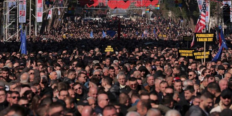 Ribuan Pendukung Oposisi Albania Tuntut PM Edi Rama Mundur