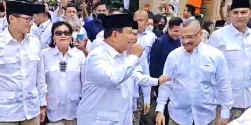 Ngaku jadi Kader, Ferdinand Hutahaean Cium Tangan Prabowo di HUT Gerindra