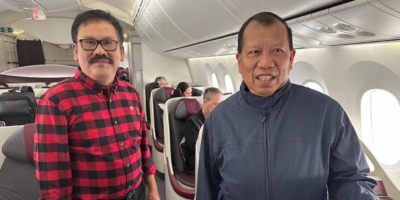 Wartawan senior Ilham Bintang saat berada dalam pesawat/Ist