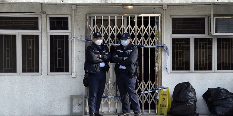 Polisi Hong Kong berjaga di depan sebuah rumah tempat ditemukannya potongan tubuh Abby Choi, seorang model, dalam kasus sengketa harta dengan mantan suami/Net