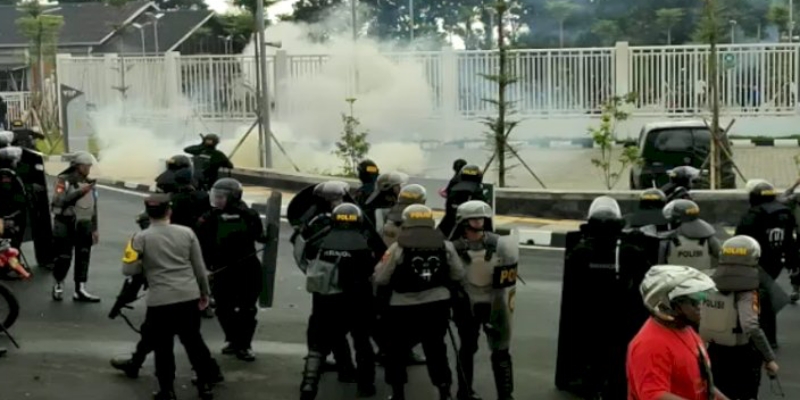 Polisi dan Suporter PSIS Bentrok karena Nekat Masuk Stadion