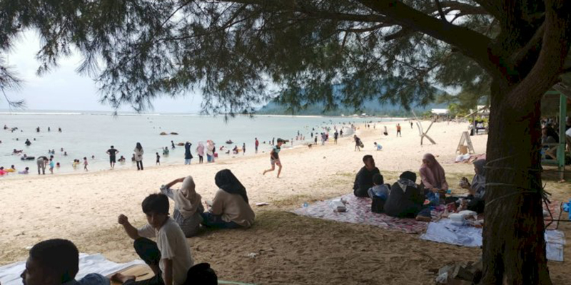 Jelang Ramadan Ratusan Pengunjung Padati Pantai Babah Kuala Lhoknga Aceh Besar