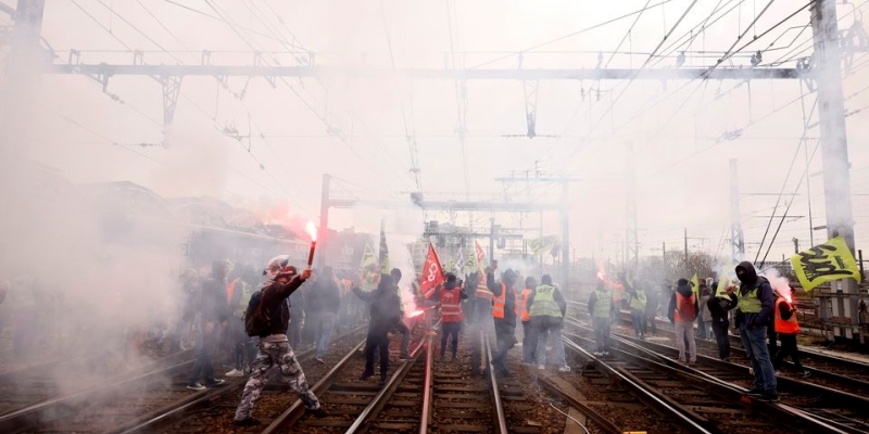 Pekerja Prancis Blokir Jalur Kereta Selama Protes Reformasi Pensiun
