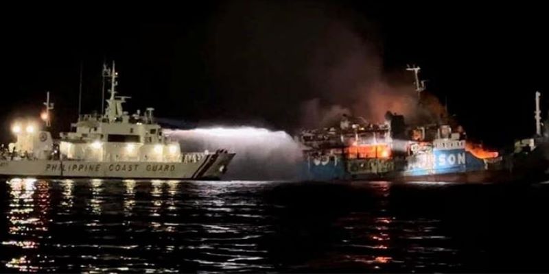 Angkut Ratusan Penumpang, Kapal Feri di Laut Filipina Terbakar