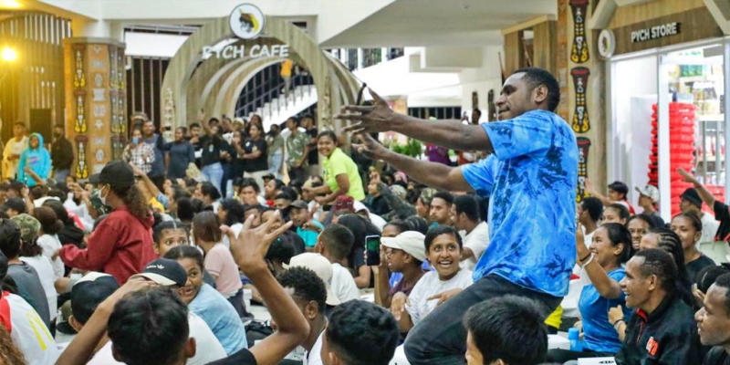 Lelah Berlatih untuk Peresmian Gedung PYCH, Pemuda Papua Dihibur Musik Hip Hop SOB dan MAC