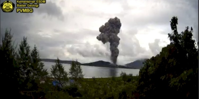 Anak Krakatau Erupsi, Abu Hitam Pekat Membumbung hingga 2.157 Meter
