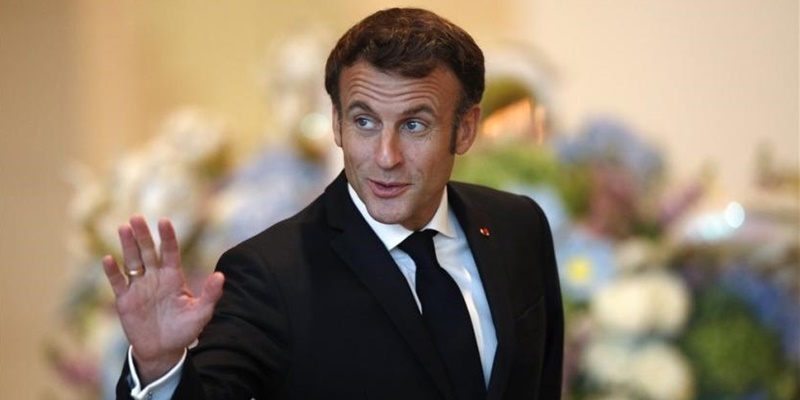 Sebut Macron sebagai "Sampah" di Postingan Facebook, Wanita Prancis Ditangkap Polisi