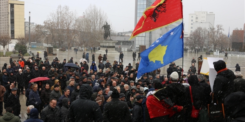 Tolak Kesepakatan Normalisasi Hubungan dengan Serbia, Warga Albania Kosovo Protes