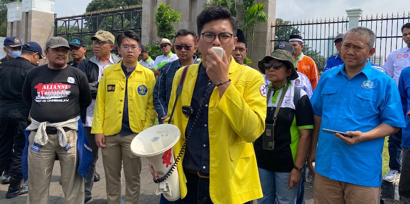 Tolak Perppu Ciptaker, Buruh dan Mahasiswa Gelar Jumpa Media di Depan Gedung DPR