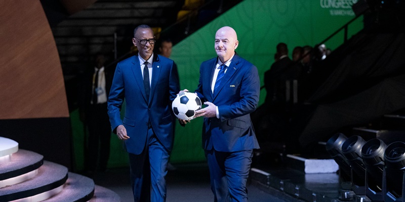 Presiden Republik Rwanda Paul Kagame memberikan selamat kepada Gianni Infantino atas terpilihnya sebagai Presiden FIFA 2023-2027/Net