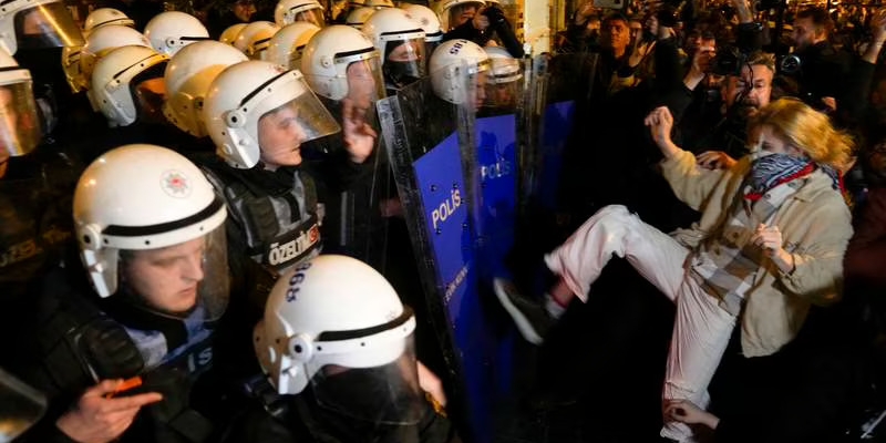 Abaikan Larangan Demo, Pengunjuk Rasa di Turki Ditembaki Gas Air Mata
