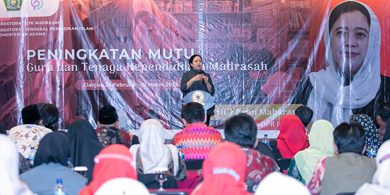 Puan Soroti Kebutuhan Guru saat Salurkan Bantuan ke Madrasah Terdampak Gempa Cianjur