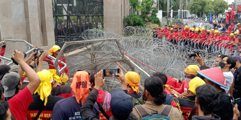 Kecewa Diadang, Ribuan Buruh Bongkar Kawat Berduri Pelindung Gedung Wakil Rakyat