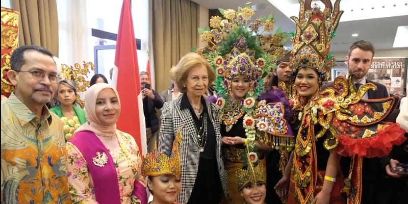 Ratu Sofia Terpukau Melihat Penampilan Indonesia di Bazar Diplomatik Spanyol