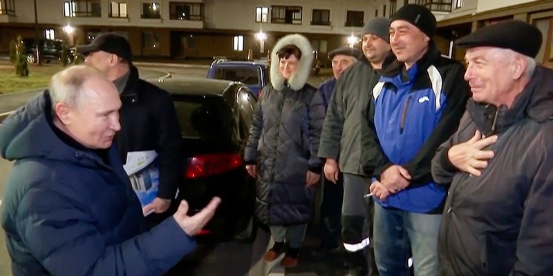 Putin berbicara dengan penduduk setempat selama kunjungannya ke Mariupol/Net