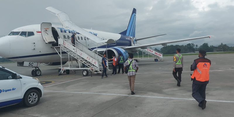 Pesawat terbang Trigana Air PK YSC B 373-500 yang ditembaki saat tengah landing dan take off di bandara Nop Goliat Dekai, Papua/Ist