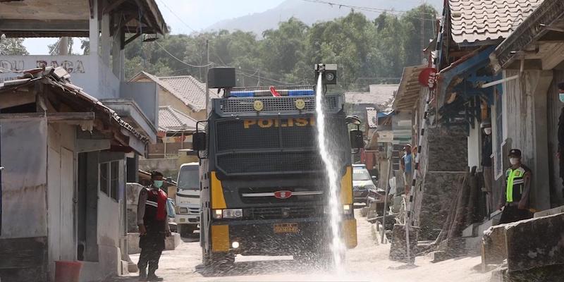 Polisi Bantu Bersihkan Dampak Abu Vulkanik  Erupsi Merapi