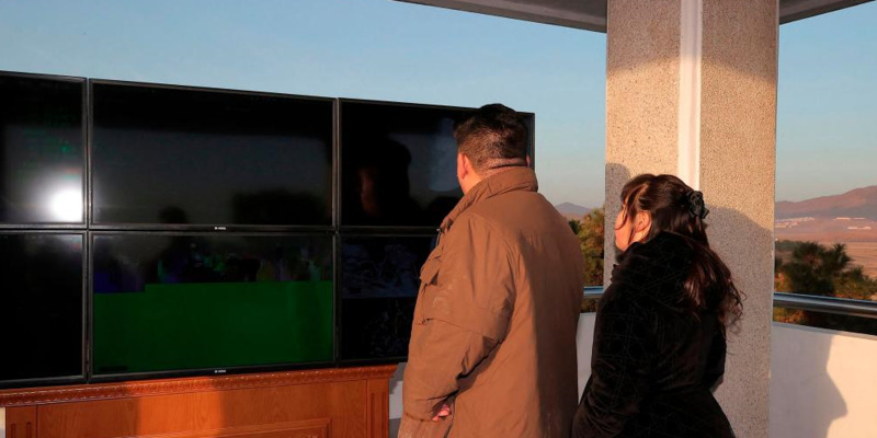 Bersama Sang Putri, Kim Jong Un Saksikan Peluncuran Uji Coba Rudal Balistik