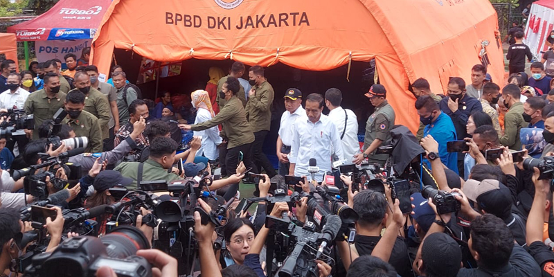 Sambangi Pengungsi Depo Plumpang, Jokowi Minta Erick dan Heru Cari Solusi