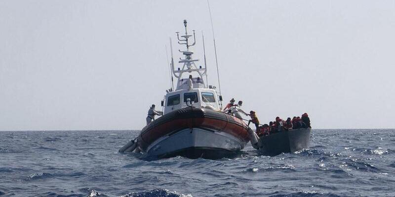 Penjaga Pantai Italia Temukan Tiga Kapal Berisi Ribuan Migran dalam Bahaya