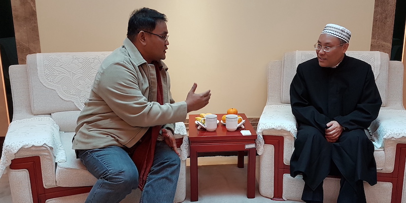 Teguh Santosa (kiri) dalam pertemuan dengan tokoh masyarakat Muslim China di Shanghai tahun 2017./RMOL