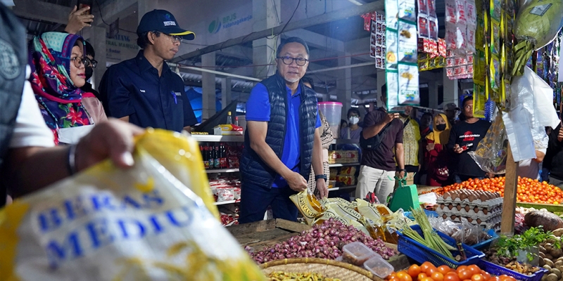 Tinjau Pasar di Mamuju, Mendag Zulhas Pastikan Stok dan Harga Bapok Terjaga Jelang Ramadhan
