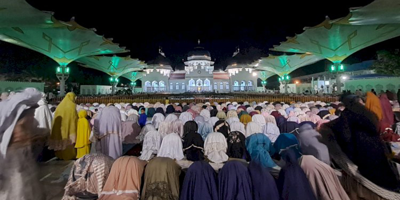 Shalat Tawarih Pertama, Jamaah Masjid Raya Baiturrahman Aceh Membludak