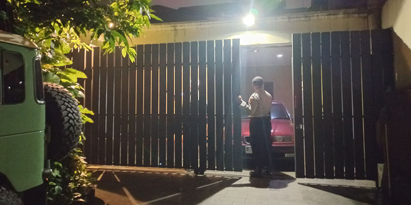 Polisi Kawal KPK Geledah Rumah Dito Mahendra di Kebayoran Baru